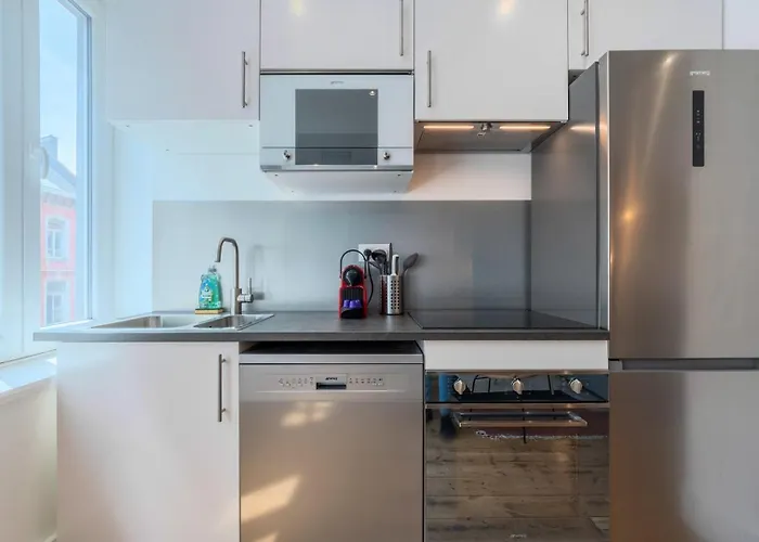 Bright 3-Bedroom 2-Bathroom Flat