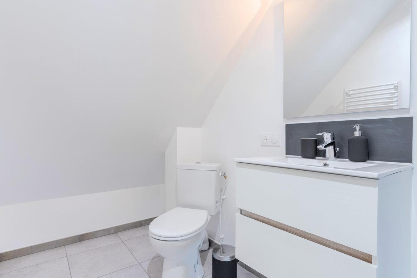 Bright 3-bedroom 2-bathroom Flat Apartment